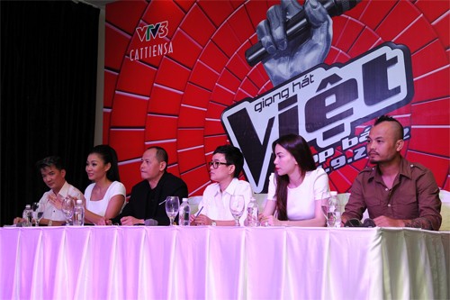 Không có đại diện VTV trong đoàn chủ tọa buổi họp báo mặc dù logo của họ được treo một cách trang trọng trên tấm pano phía sau nhà sản xuất