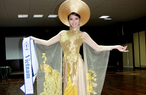 Sự thân thiện, hòa đồng và tài năng của Hương Thảo đã chiếm được cảm tình của Ban giám khảo và các thí sinh tham gia dự thi Hoa hậu siêu quốc gia 2012