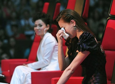 Hình ảnh thường thấy của Hồ Ngọc Hà trên sân khấu The Voice