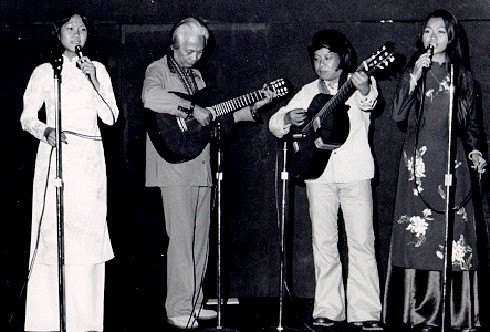 Phạm Duy (thứ hai trừ trái qua) và ca sĩ Khánh Ly (phải) nhiều lần cùng đứng chung trên sân khấu