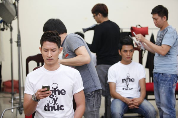Không chỉ có các thí sinh, MC Huy Khánh cũng được "chăm sóc" rất tỉ mỉ.