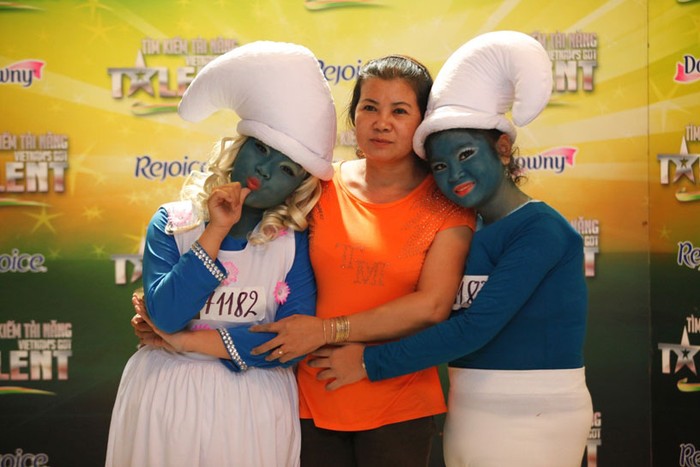 Mẹ tranh thủ chụp hình cùng hai cô con gái dự thi chương trình Vietnam Got Talent.