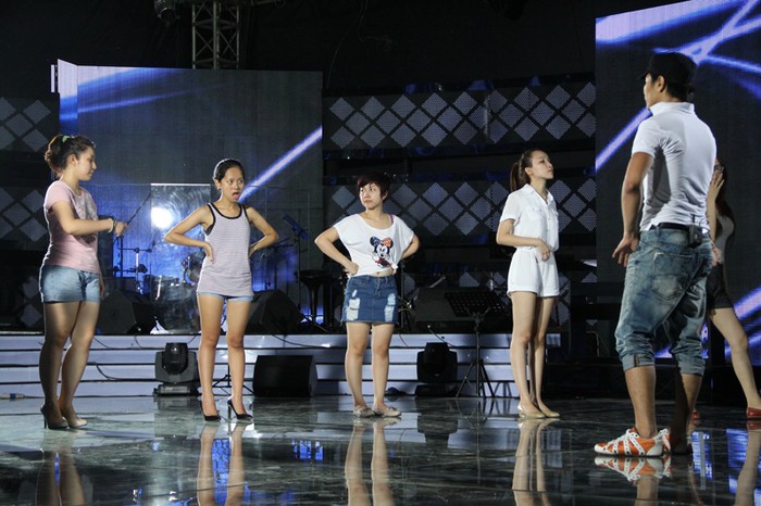 Bên cạnh việc luyện tập thanh nhạc, các thí sinh của Vietnam Idol còn tích cực học múa để chuẩn bị cho đêm diễn tiếp theo.