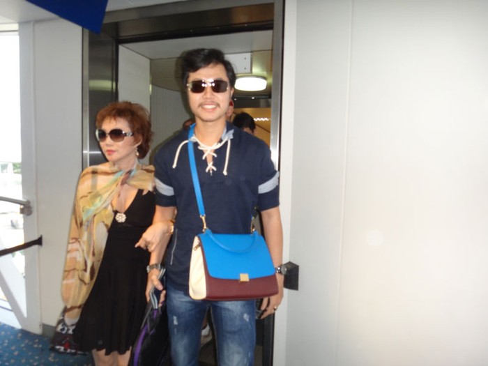 Độc giả có tên Nguyễn Văn Hoàng Thảo cho biết, anh vừa cùng cặp tình nhân Hoàng Việt - Yvonne Thúy Hoàng đi một tuor du lịch Hông Kông 6 ngày.