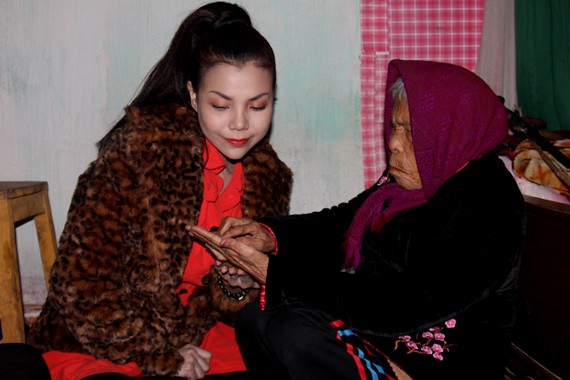 Nghệ nhân Hà Thị Cầu đang chỉ dạy Trà Ngọc Hằng hát xẩm.