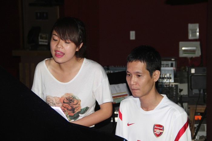 Thái Trinh đang tập luyện cùng nhạc sĩ Hoài Sa.