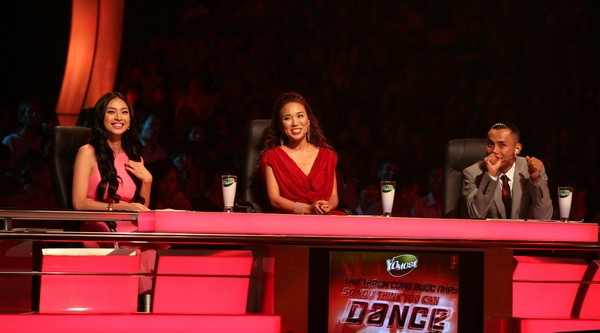 Ngô Thanh Vân, Chí Anh và Tuyết Minh làm giám khảo trong một đêm thi của chương trình Thử thách cùng bước nhảy