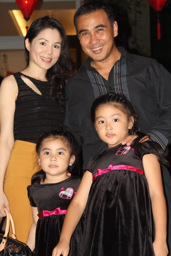 Vợ chồng diễn viên Quyền Linh cùng 2 cô công chúa nhỏ dễ thương và lém lỉnh.