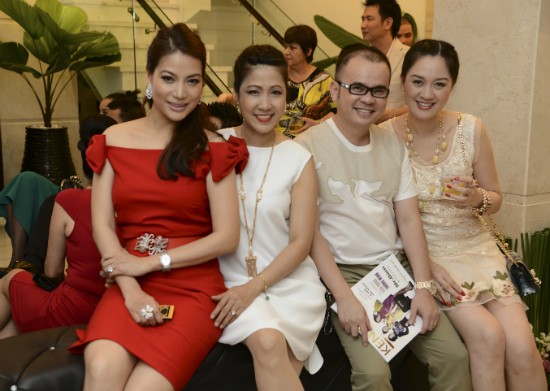 Chuyên gia trang điểm Hạ My (váy trắng) thường xuyên có mặt trong những sự kiện quan trọng của vợ chồng Trương Ngọc Ánh.