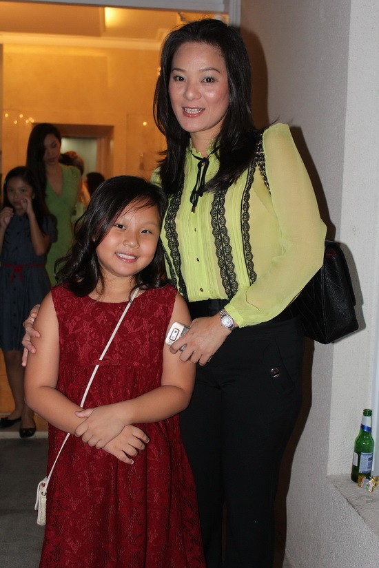 Cựu người mẫu Trang Nhi và con gái đáp chuyến bay từ Nha Trang về TP. HCM tham dự tiệc sinh nhật con gái Trương Ngọc Ánh.