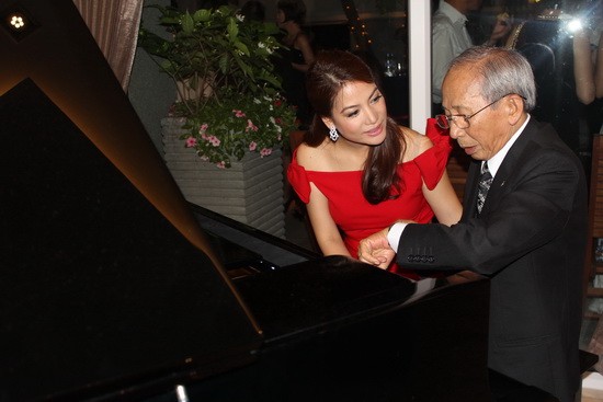 Vị khách mời đặc biệt của buổi tiệc: nhạc sĩ Nguyễn Ánh 9. Ông cũng chính là người sáng tác ca khúc tặng Bảo Sơn và Ngọc Ánh nhân ngày cưới.
