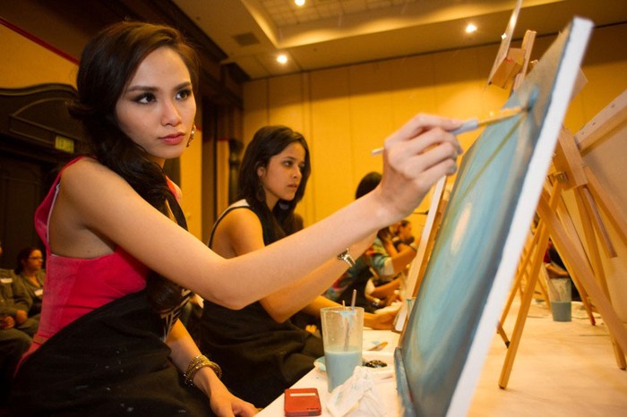 Hoa hậu Diễm Hương đang chăm chú với tác phẩm của mình.
