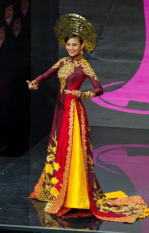 Trương Thị May đẹp lộng lẫy trong trang phục áo dài truyền thống