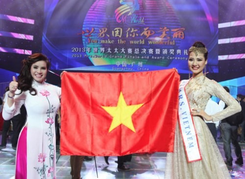 Đại diện của Việt Nam trong Ban giám khảo - Hoa hậu quý bà Kim Hồng "tự hào" chụp ảnh với lá cờ tổ quốc và tấm băng đeo ghi sai tên nước