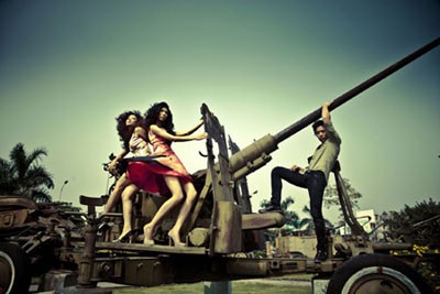 Nguyễn Thị Loan trên bệ pháo ở Bảo tàng phòng không không quân