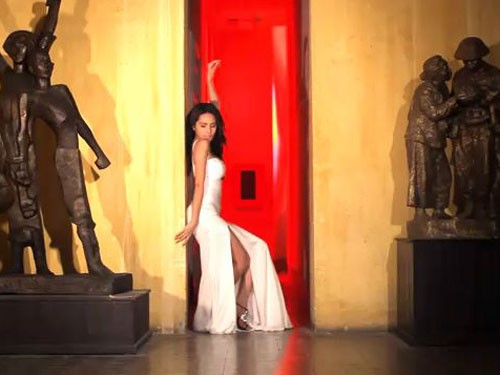 Thủy Tiên mặc gợi cảm uốn éo trong Bảo tàng Mỹ thuật thành phố Hồ Chí Minh