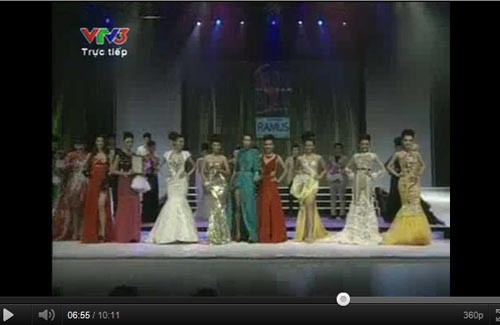 Minh Tú (váy xanh) hồn nhiên tiến lên và chen lấn vào hai bạn thí sinh khác đang đứng ngay trên sân khấu trong đêm chung kết giải Siêu mẫu Việt Nam 2011