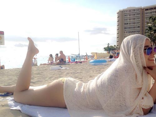 Mai Phương Thuý khoe vẻ đẹp nóng bỏng khi nằm phơi nắng trên bãi biển ở Hawaii.