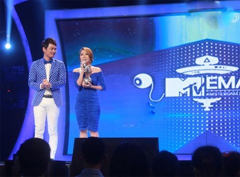 Mỹ Tâm được MTV châu Á trao giải ngay trên sân khấu của Vietnam Idol