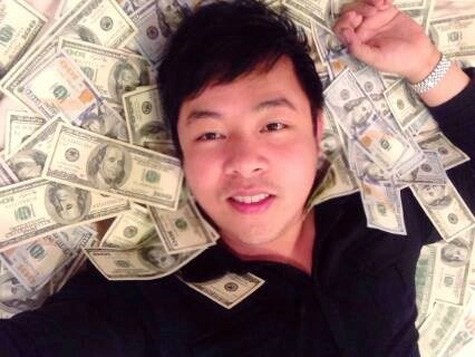 Quang Lê bị lên án vì chụp ảnh với tiền