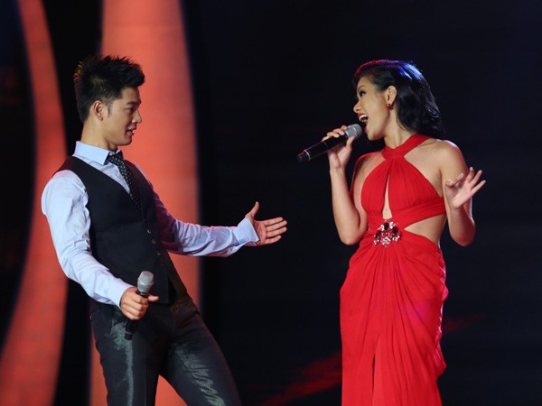 Đức Tuấn và Phương Vy phối hợp ăn ý trên sân khấu Vietnam Idol với tư cách khách mời
