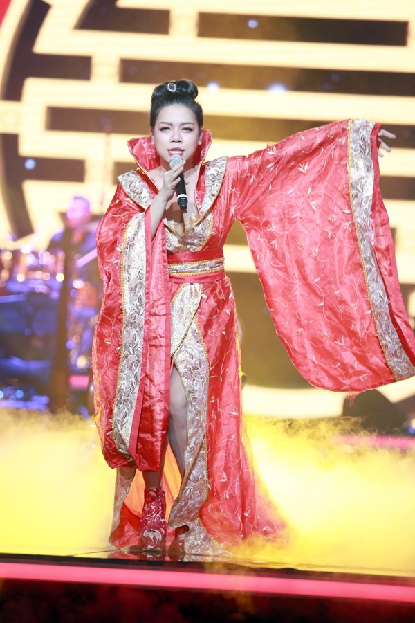 Hà Linh bị phát hiện nói dối khi khẳng định: đây là trang phục của Nhà hát Tuồng Việt Nam