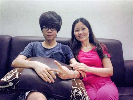 Bùi Anh Tuấn được mẹ trợ giúp để vượt qua những khủng hoảng đầu đời
