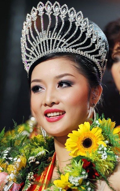Hoa hậu các dân tộc Việt Nam Triệu Thị Hà 2011 trở thành Hoa hậu đầu tiên viết đơn từ bỏ vương miện.