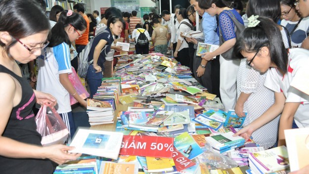 Các gian hàng giảm giá thu hút đông độc giả trẻ ở Hà Nội