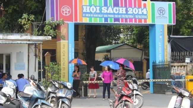 Trong khi cổng chính của Hội sách ở Hà Nội bị hạn chế
