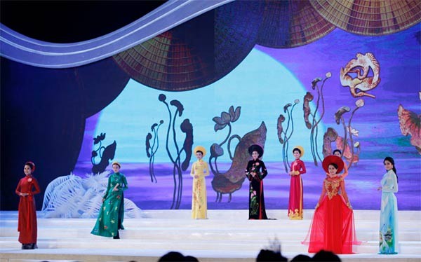 38 thí sinh đem đến vẻ đẹp duyên dáng và kiều diễm của người phụ nữ Việt Nam.