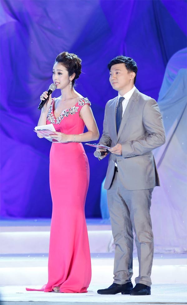 2 MC của đêm chung kết: Jennifer Phạm và Khắc Nguyện.