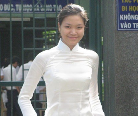 Hoa hậu Thùy Dung phải quay lại trường học nốt chương trình THPT sau khi đăng quang Hoa hậu