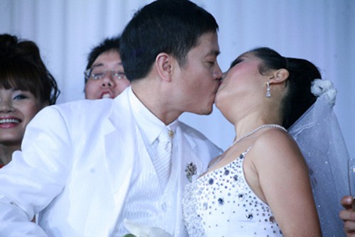 Thúy Nga hôn đắm đuối ông Nguyễn Văn Nam trong đám cưới đầy toan tính của mình.