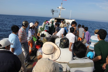 Ảnh (Nguồn Báo Quảng Ngãi) Tàu chở khách đi đảo Lý Sơn luôn trong tình trạng quá tải