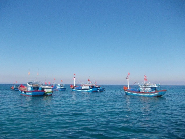 Tàu ngư dân Quảng Ngãi đang vươn khơi bám biển