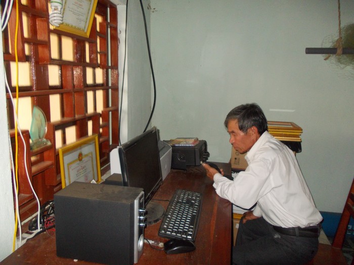 Ông Nguyễn Quốc Chinh đang dùng Icom trao đổi thông tin với ngư dân