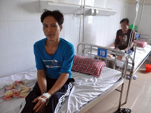 Hai cha con "người rừng" đang điều trị tại Bệnh viện Đa khoa Quảng Ngãi