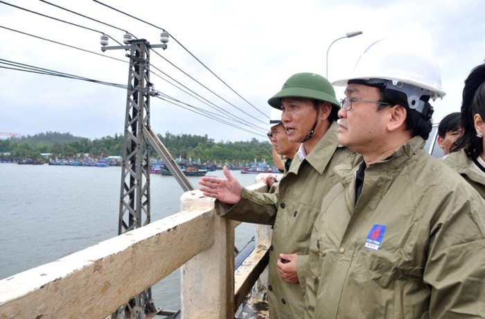 Phó thủ tướng Hoàng Trung Hải kiểm tra việc neo đậu tàu thuyền (báo Quảng Ngãi)