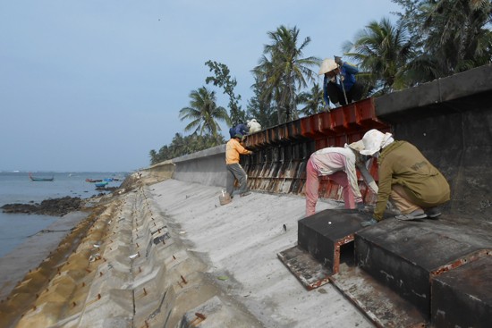 Khẩn trương đổ bê tông hoàn thiện tuyến kè chắn sóng Đông Nam trên đảo Lý Sơn.