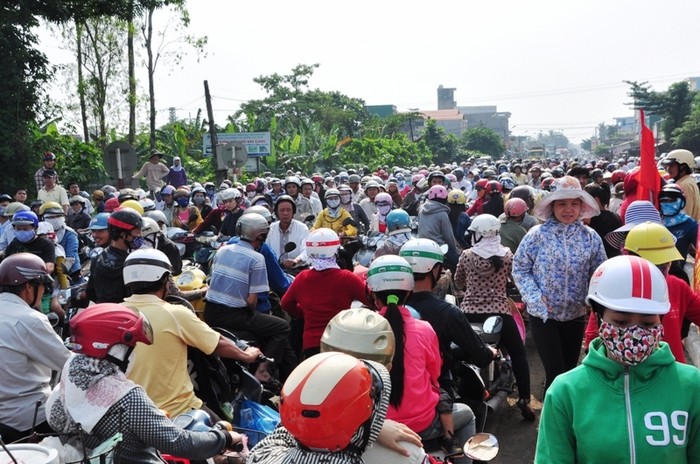 Người dân kéo đến tụ tập tại UBND huyện Tư Nghĩa Quảng Ngãi.