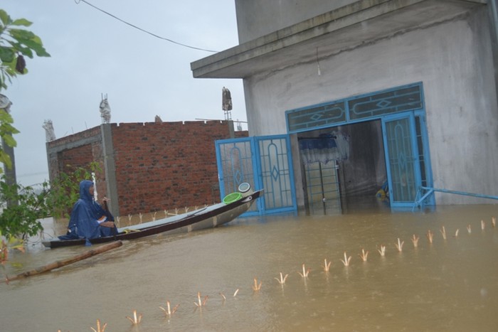 Mưa lũ gây ngập lụt, chia cắt nhiều tuyến đường vào huyện Nam Trà My (Quảng Nam). Ảnh: AN