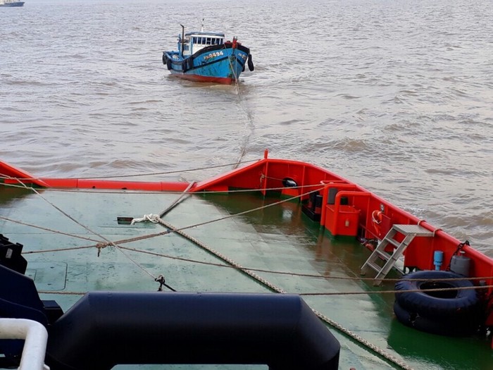 Tàu Cảnh sát biển số hiệu 9002 cứu nạn ba thuyền viên gặp nạn trên biển. (Ảnh: Do Cảnh sát biển Vùng 2 cung cấp)