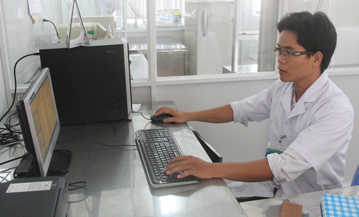 Anh Lê Hữu Thành (học viên đề án 922) tốt nghiệp đại học ở Úc trở về nước làm việc tại bệnh viện Đà Nẵng. (Ảnh: AN)