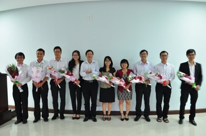 Ông Nguyễn Văn Chiến - giám đốc Trung tâm đào tạo nguồn nhân lực chất lượng cao tặng hoa cho các học viên vừa tốt nghiệp. Ảnh An Nguyên
