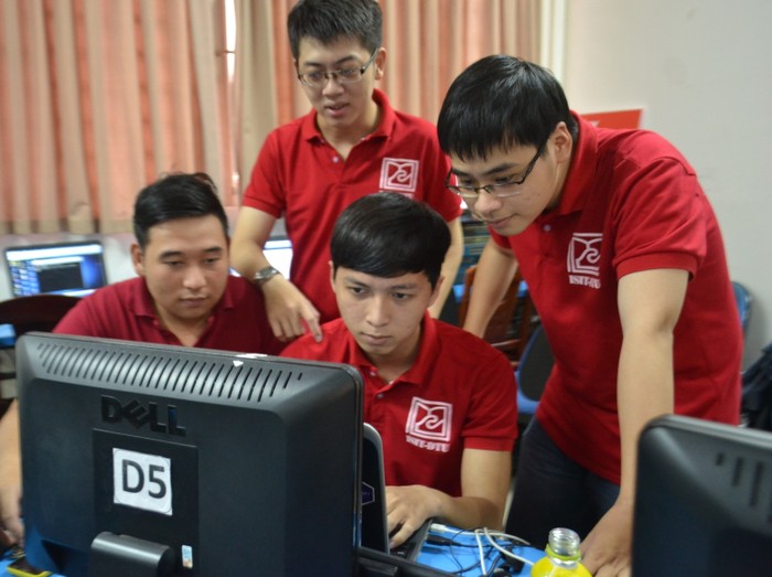 &quot;Đội đặc nhiệm&quot; công nghệ ISIT DTU-1 luyện tập các phương án tác chiến chuẩn bị cho cuộc thi sắp tới tại Hà Nội. (Ảnh: An Nguyên)