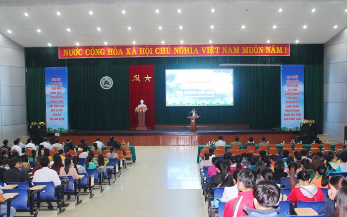 Các thí sinh tham gia cuộc thi tuyển công chức năm 2016 tỉnh Quảng Nam. Ảnh: CTV