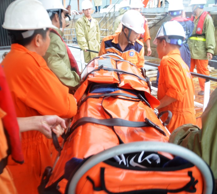 Thủy thủ Trung Quốc gặp nạn trên biển được đưa vào bờ cấp cứu. Ảnh: DaNang MRCC