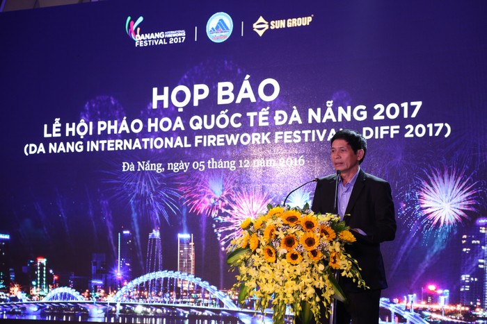 Ông Huỳnh Văn Hùng, giám đốc Sở Văn hóa - thể thao Đà Nẵng phát biểu về lễ hội pháo hoa tại buổi họp báo. Ảnh: SG