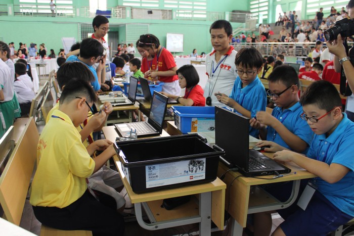 Học sinh Việt Nam tham gia cuộc thi Robothon quốc tế tại Malaysia. Ảnh: CTV